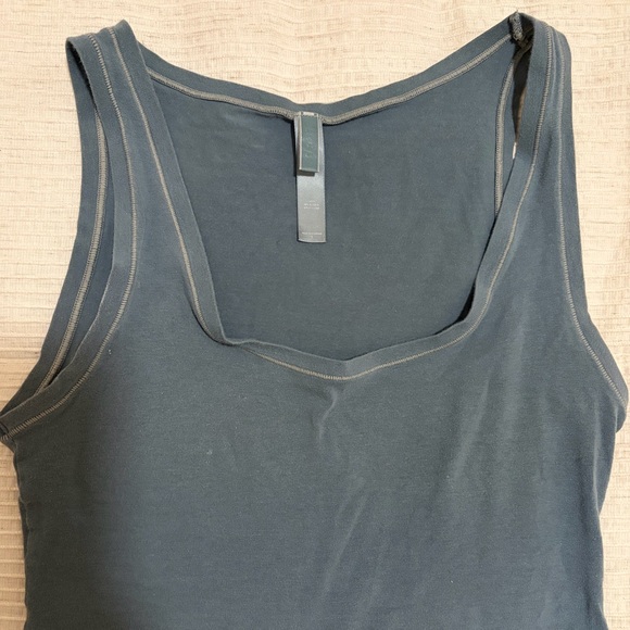 Skims Cropped Tank - Picture 2 of 8